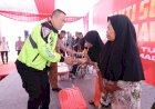 Patroli-Jarak-Jauh-Naik-Motor-Kapolda-Jatim-Beri-Bantuan-Sembako-Untuk-Warga-di-Malang