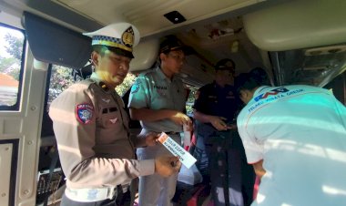 Tingkatkan-Keselamatan-Polres-Gresik-Bersama-Jasa-Raharja-dan-Dishub-Gelar-Ramp-Check-Bus-Pariwisata