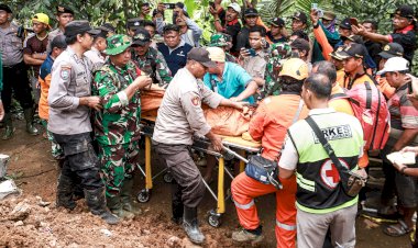 Polres-Jombang-Bersama-TNI,-Bantu-Pencarian-Korban-Tanah-Longsor