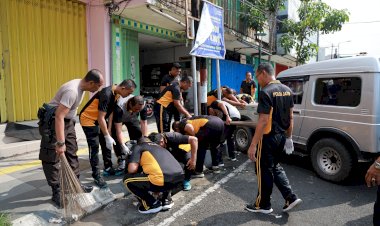 Respon-Keluhan-Masyarakat-Saat-Curhat-Kamtibmas-Polisi-Kerja-Bhakti-Bersihkan-Tumpukan-Sampah-di-Jember