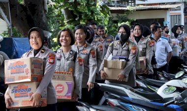 Polwan-Terjun-ke-Kebon-Jeruk,-Serahkan-Snack-hingga-Sembako-ke-Warga-Terdampak-Banjir