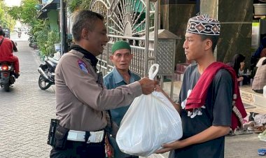Polisi-Peduli,-Jelang-Berbuka-Puasa-Polrestabes-Surabaya-Patroli-Sambil-Berbagi