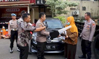 Senyum-Sumringah-Korban-Curanmor-Saat-Polres-Pelabuhan-Tanjungperak-Temukan-dan-Kembalikan-Kendaraan-yang-Hilang