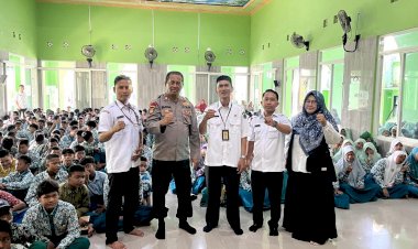 Kapolsek-Sukodono-Beri-Edukasi-Tertib-Lalu-Lintas-dan-Bijak-Bermedia-Sosial-kepada-Pelajar-SMPN-1-Sukodono