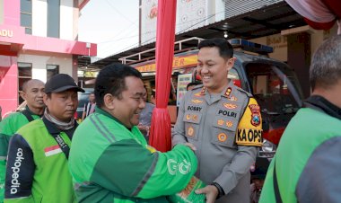 Polres-Jember-Hadirkan-Pasar-Murah,-Pengemudi-Ojol-Bawa-Pulang-Sembako-Dengan-Senyum-Sumringah