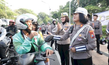Gatur-Lalin-Sambil-Berbagi-Helm-dan-Cokelat-Polwan-Polda-Jatim-Peringati-Hari-Jadi-Polisi-Wanita-ke-77