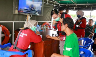 Cepat-Dekat-dan-Bersahabat-Ditpolairud-Polda-Jatim-Gelar-Perpustakaan-dan-Klinik-Terapung