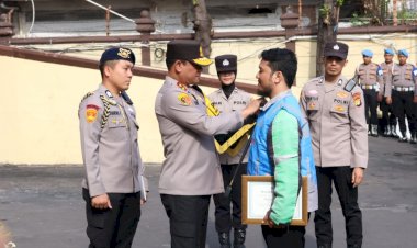 Kapolda-Metro-Jaya-Beri-Penghargaan-Anggota-Ojol-Kamtibmas-yang-Berhasil-Ungkap-Curanmor-di-Cakung