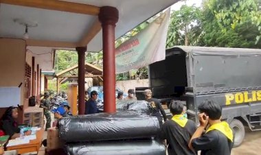Polda-Jatim-Beri-Bantuan-Kemanusiaan-Warga-Terdampak-Erupsi-Gunung-Semeru