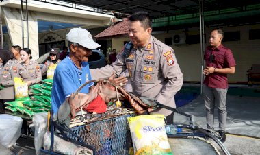 Polisi-Peduli-Kapolres-Mojokerto-Kota-Silaturahmi-Salurkan-Bantuan-Sosial-untuk-Ojol-dan-Tukang-Becak