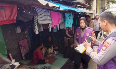 Tim-Trauma-Healing-Polri-Bersama-Relawan-UI-Hadir-Bersama-Warga-Pascabanjir-di-Cilincing