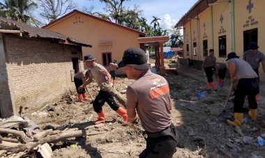 Brimob-Hadir-Dukung-Pemulihan-Rumah-dan-Aktivitas-Ibadah-Pascabencana-Batang-Toru