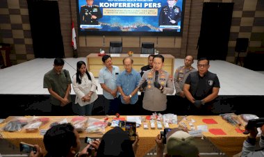 Polres-Magetan-Kembalikan-Emas-Senilai-1-Miliar-Pascatangkap-5-Tersangka-Pembobol-Toko