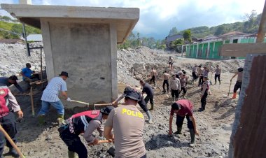 Bersihkan-Rumah-Allah-Pascabanjir-Polri-dan-Warga-Bener-Meriah-Gotong-Royong-Siapkan-Meunasah-Sambut-Ramadan