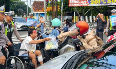 Polres-Blitar-Kota-Edukasi-Pengguna-Jalan-di-Operasi-Keselamatan-Semeru-Dengan-Berbagi-Sayur