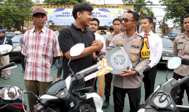 Senyum-Sumringah-Korban-Curanmor,Polres-Malang-Kembalikan-Motor-Hasil-Operasi-Sikat-Semeru