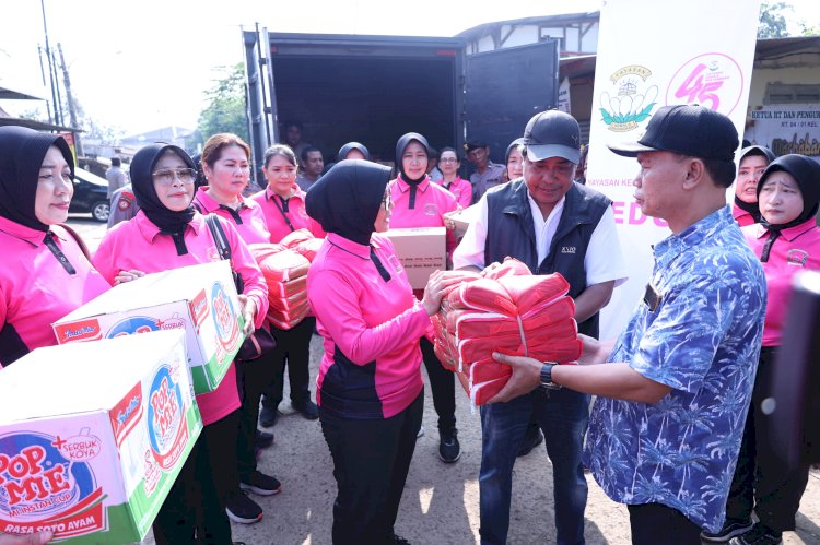 Yayasan Kemala Bhayangkari & Polres Metro Bekasi Kota Ulurkan Bantuan untuk Korban Banjir di Bekasi