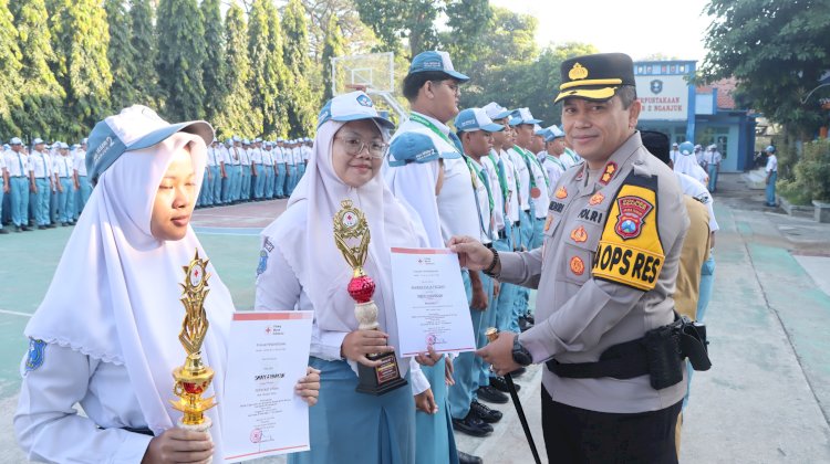 Dekat dan Bersahabat, Polisi Blusukan ke Sekolah Edukasi Tertib Lalin dan Berbagi Hadiah untuk Pelajar di Nganjuk