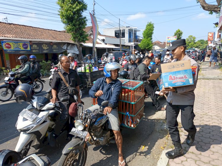 Polisi Peduli : Polres Bondowoso Berbagi Air Minum kepada Warga yang Antri di SPBU