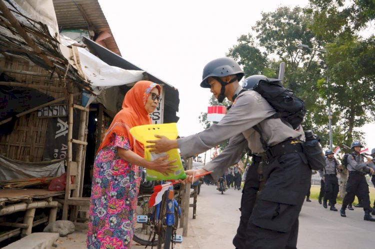 Tanamkan Nasionalisme 247 Siswa SPN Polda Jatim Gelar Ekspedisi Darat, Bagikan 800 Bendera dan Bansos