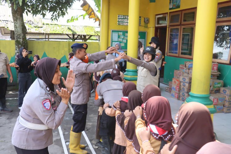 Polisi Gelar Trauma Healing dan Berbagi Snack untuk Pelajar Terdampak Erupsi Gunung Semeru