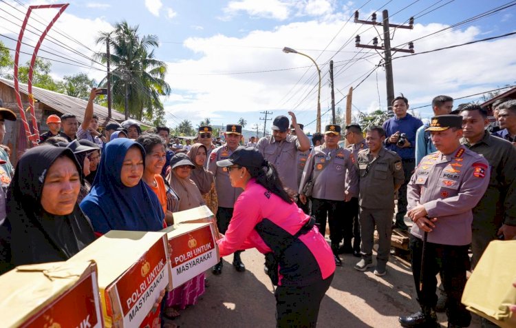 Ketum Bhayangkari Beri Bantuan hingga Hibur Anak-anak Korban Bencana di Tapanuli Tengah