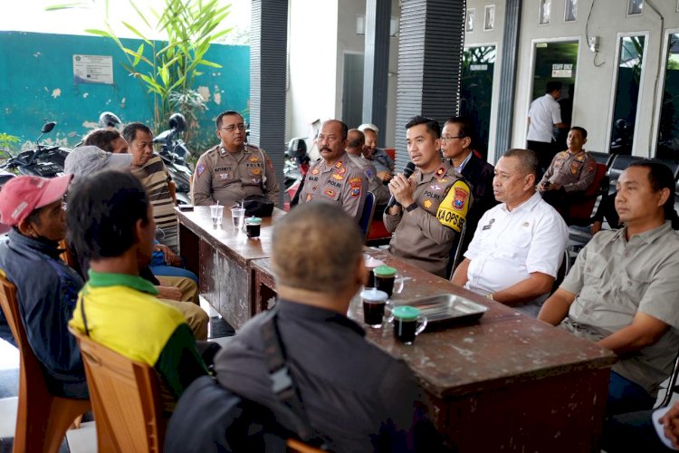 Kapolsek Taman Mediasi BUMDes Tawangsari dan Warga yang Keluhkan Pengelolaan Peternakan Ayam