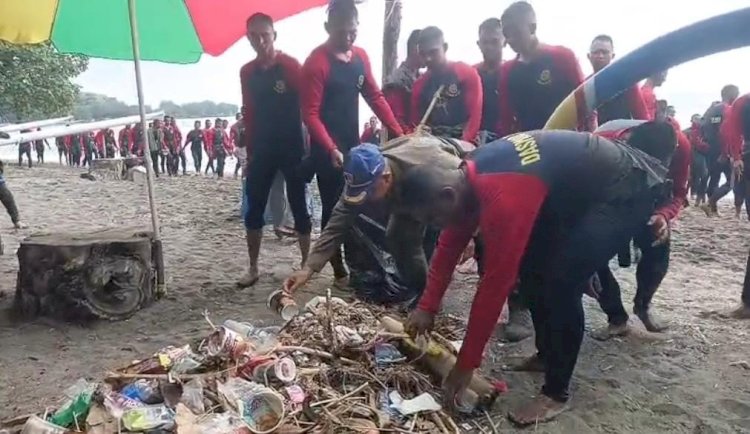 Pusdik Brimob Gelar Aksi Bersih Pantai Pasir Putih Situbondo Tindak Lanjuti Arahan Presiden RI