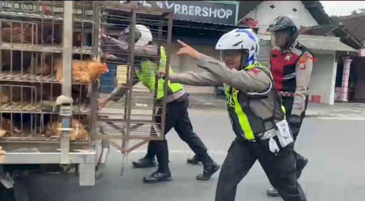 *Respon Cepat Tim Urai Polres Blitar Bantu Kendaraan Mogok, Arus Lalu Lintas Tetap Lancar*