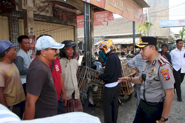 Polisi Bersama Masyarakat : Kapolresta Sumenep Blusukan di Pasar Anom Serap Aspirasi dan Perkuat Kamtibmas